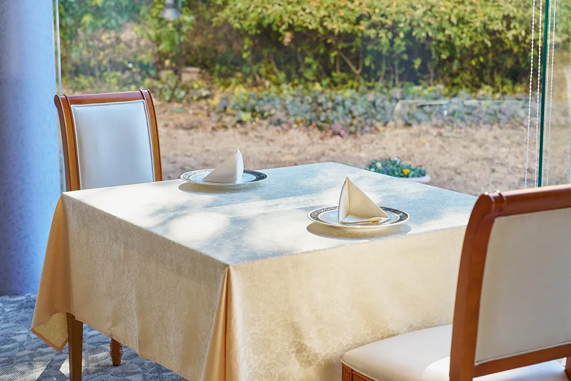 ホテル春日居 ダイニング＆バー ダイニング